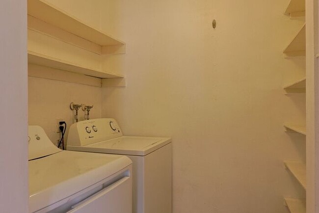 Building Photo - 618 N Medford Dr