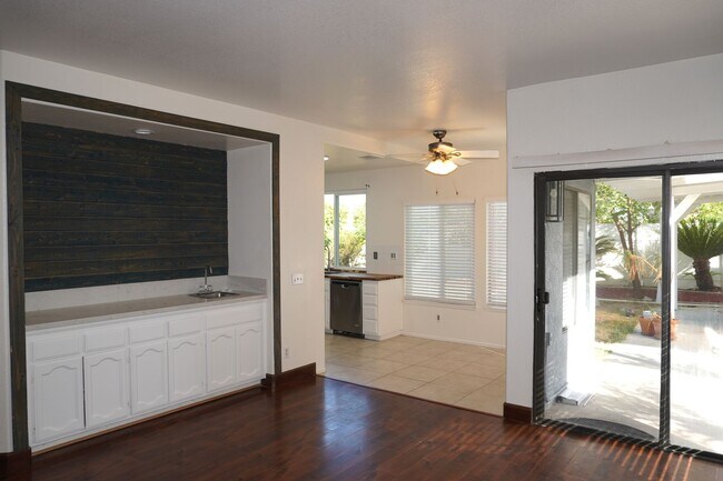 Building Photo - 10386 Meadow Creek Dr