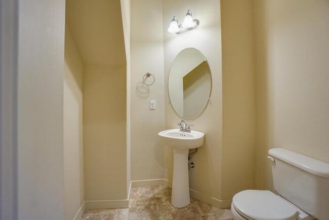 Building Photo - THREE BEDROOM HOUSE