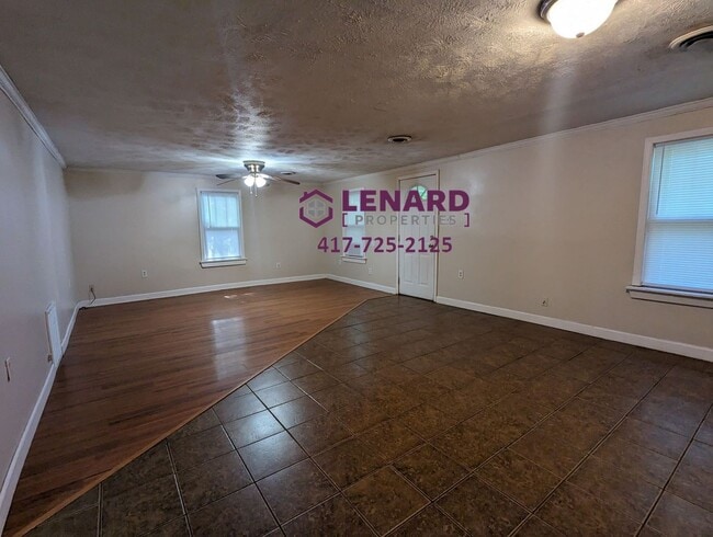 Building Photo - 2 Bedroom, 1 Bathroom Home!
