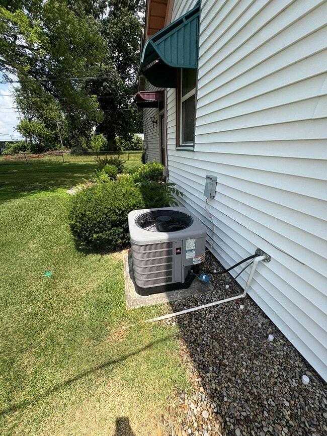 Building Photo - 933 S 4th St