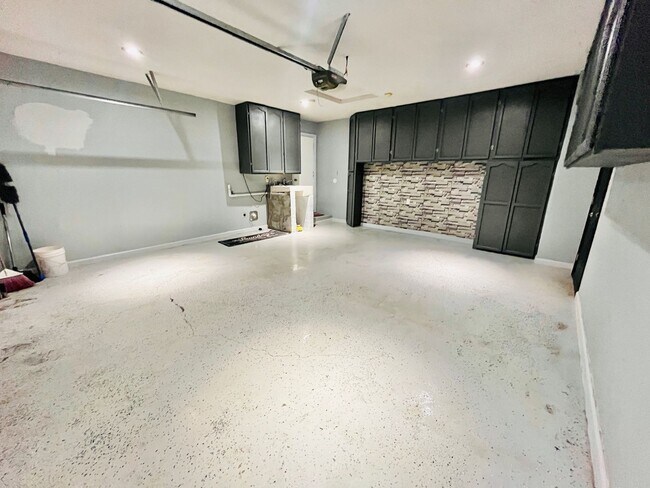 Building Photo - Beautiful 3 Bedroom 2 Bath Home with SOLAR...