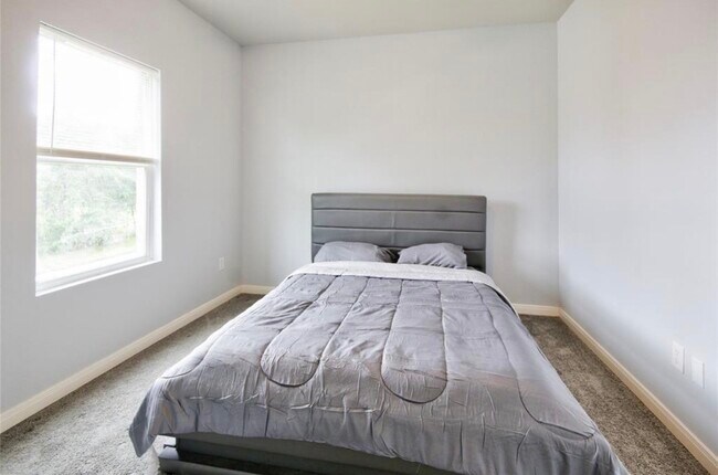 Building Photo - 3510 Oleander Ave