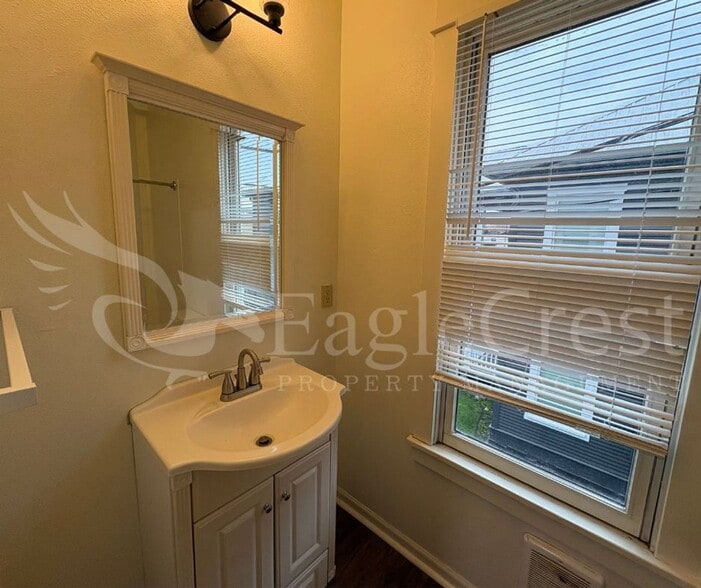 Building Photo - 105NSP