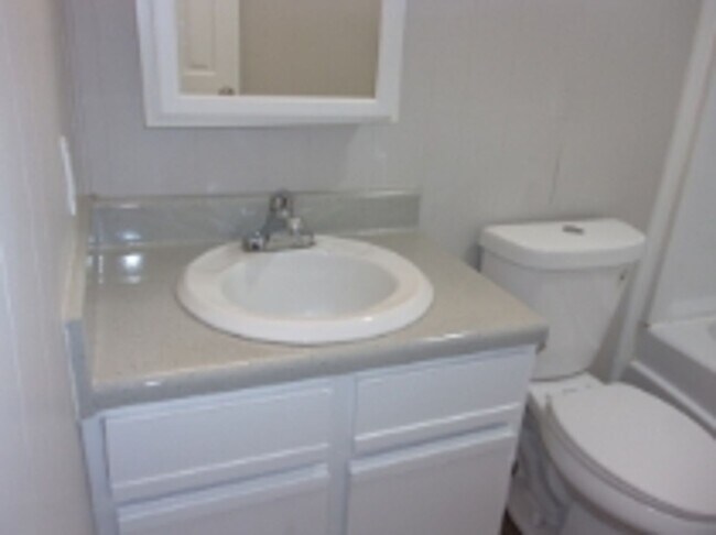 Building Photo - 1823 India Hook Rd