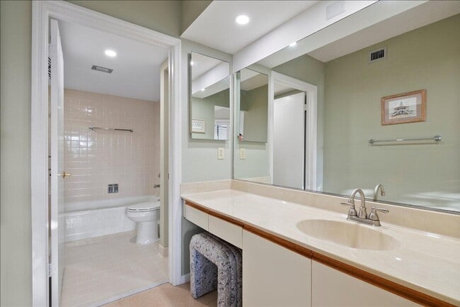 Building Photo - 143 Bay Colony Dr N