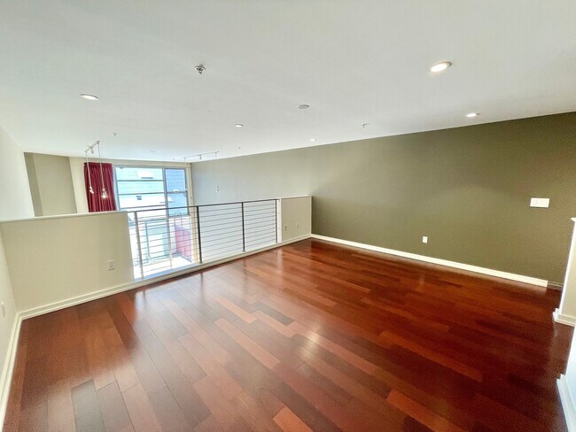 Building Photo - 1,600 sqft 2-Level SOMA 1BD+2 Bonus Rooms+ 1.5BA Loft! 2 Car Pkg! Laundry! Balcony! -PROGRESSIVE