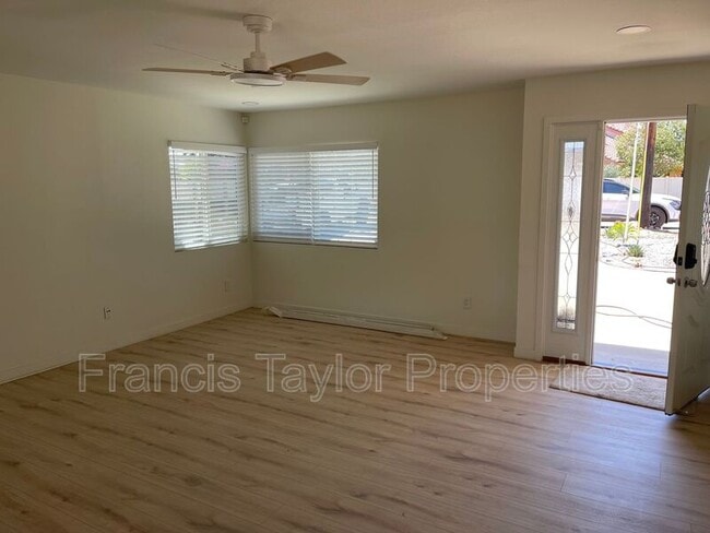 Building Photo - 1124 La Honda Dr