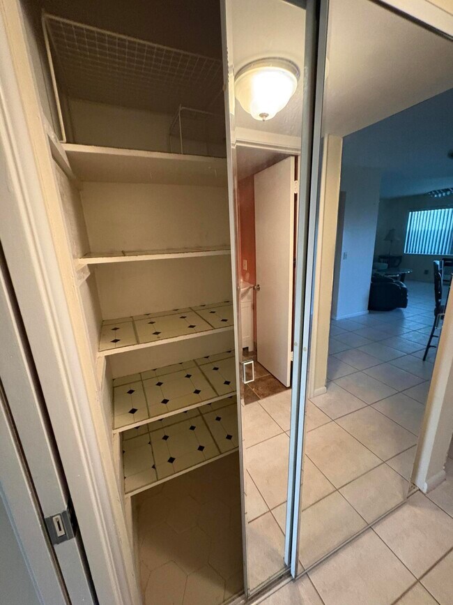 Building Photo - 348 Windsor O