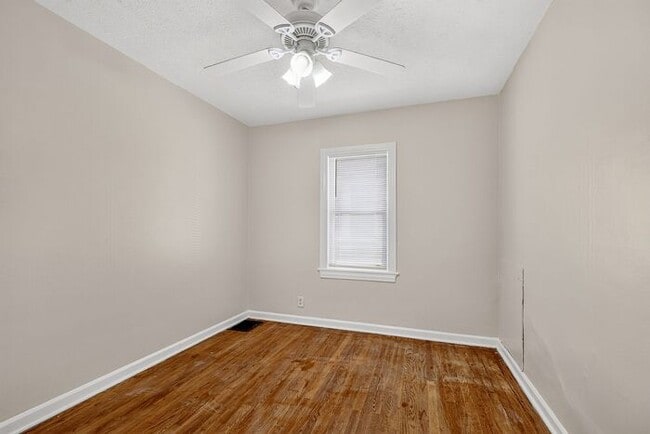 Building Photo - Freshly Updated Home in Warren Township