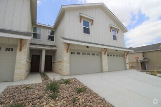 Building Photo - 3/2.5/1.5 Fourplex Close to IH35 for Commu...