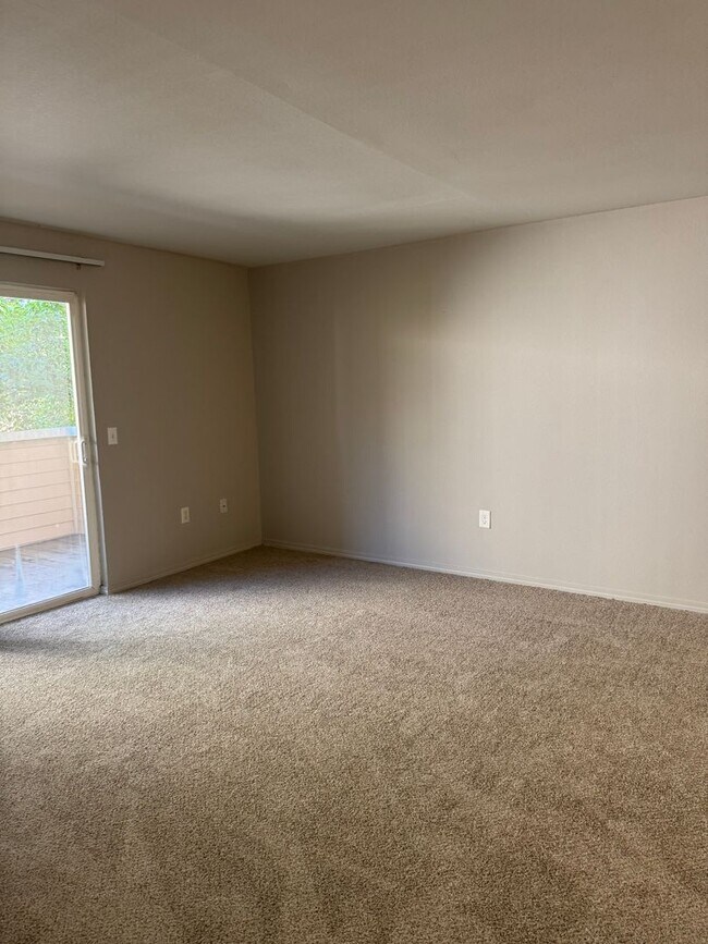 Building Photo - Life Just Got Better Come See For Yourself At Powell Court Apartments!!