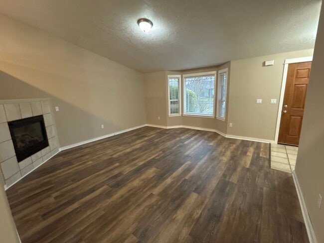 Building Photo - 3 Bedroom 2 Bathroom Knox Butte Home