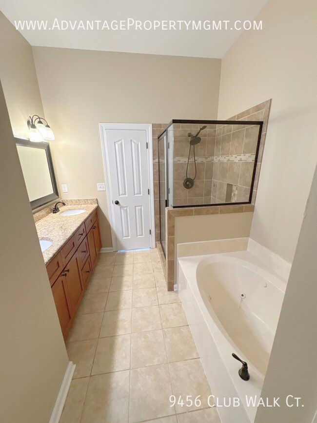 Building Photo - 9456 Club Walk Ct