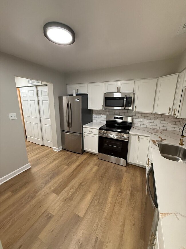 Building Photo - 5853 Suitland Rd