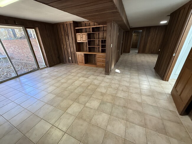 Building Photo - 565 Paris St