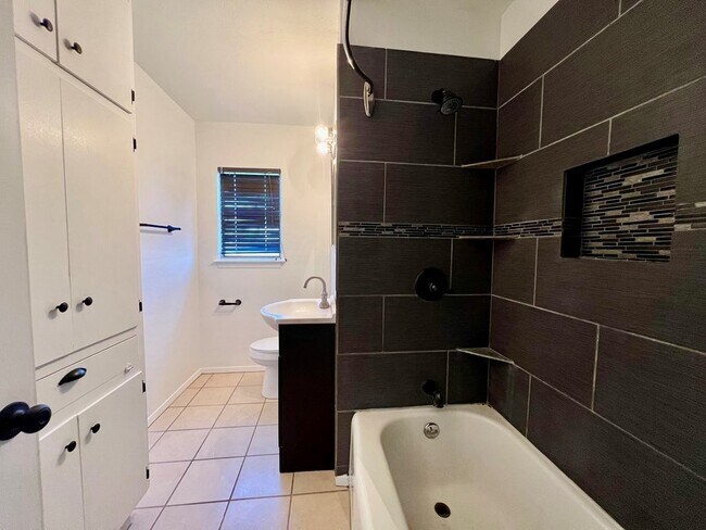 Building Photo - 1803 Fernwood St