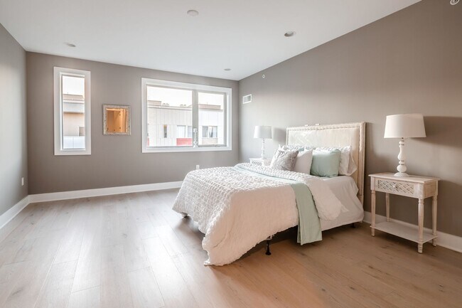 Building Photo - Queen Village Townhome