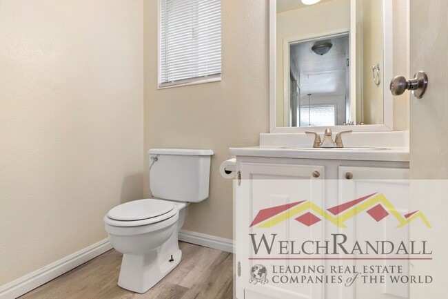 Building Photo - Charming 2 Bed 1.5 Bath Townhouse in West ...