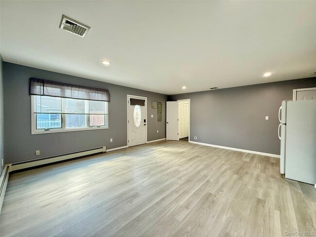 Building Photo - 102 Sycamore Cir