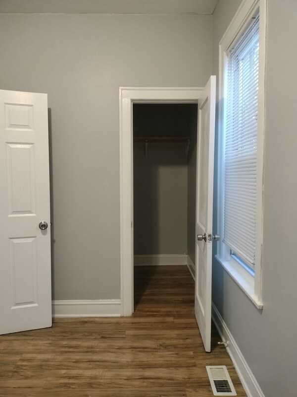 Building Photo - 705 E 92nd St