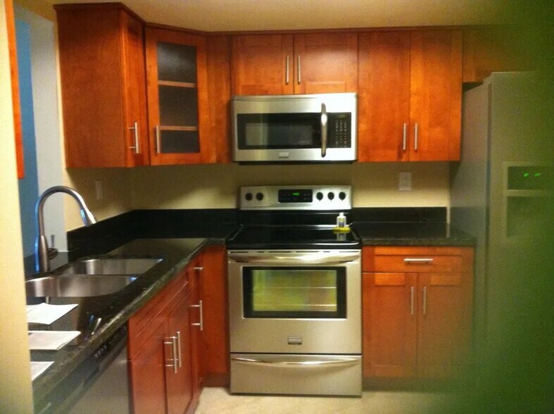 Building Photo - 1821 NE 40th Ct