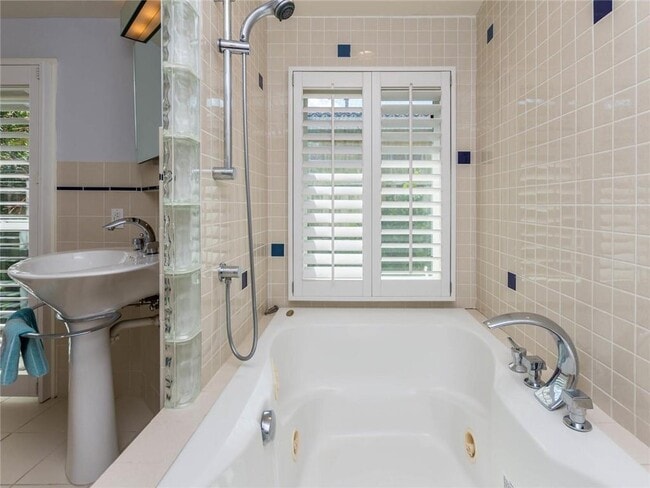 Building Photo - 2319 NE 16th Ave