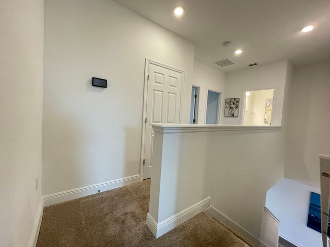 Building Photo - 3 Bedroom, 2.5 Bath Townhome in Enclave at...