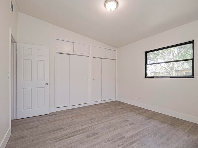 Building Photo - 734 5th Pl SW