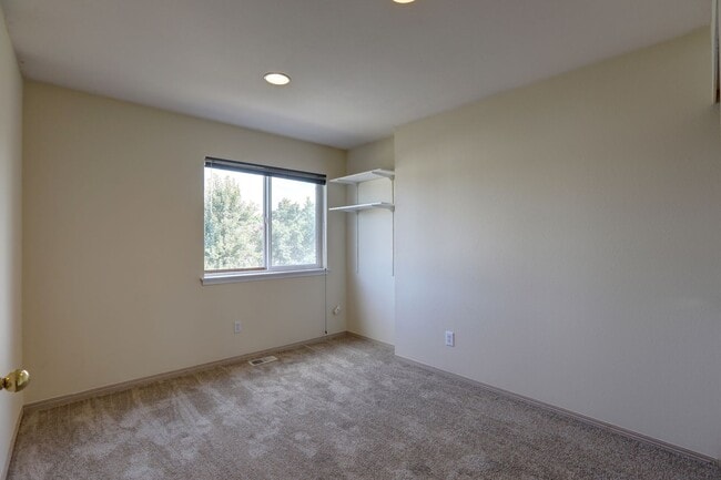 Building Photo - Immaculate, Sunny and Bright 4 Bedroom/2.5...