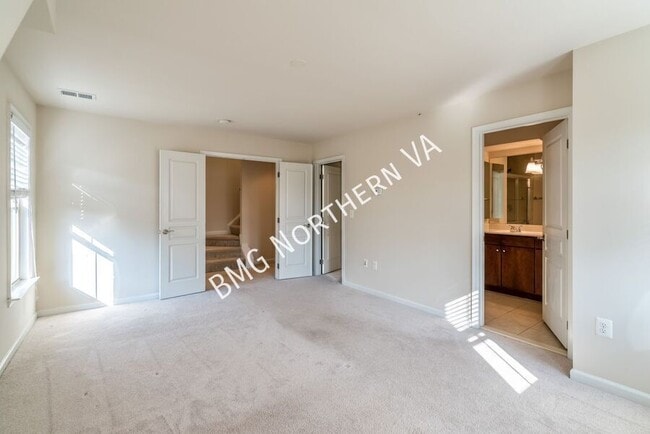 Building Photo - 3316 S Kemper Rd