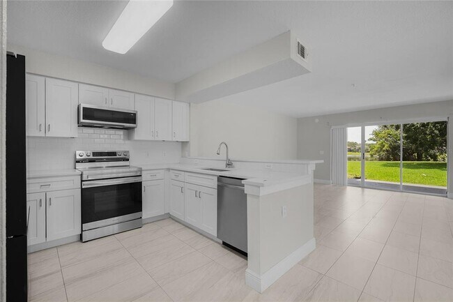 Building Photo - 13929 Fairway Island Dr