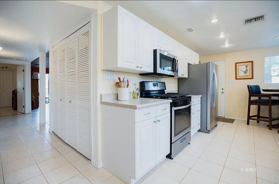 Building Photo - 1617 S Forest Knoll St