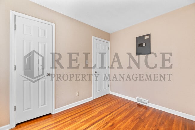 Building Photo - 536 S Glendale St