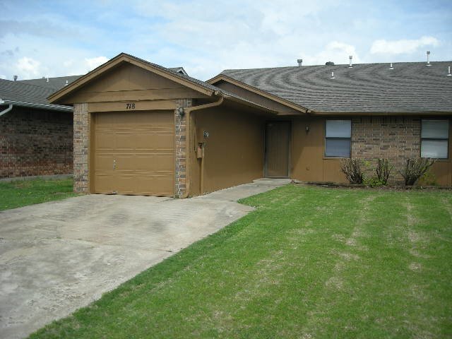 Building Photo - 718 Swan Lake Rd