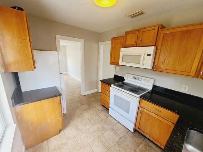 Building Photo - Three Bedrooms One Bathroom with Shaded Porch