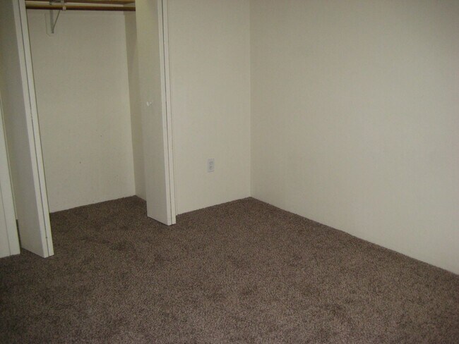 Building Photo - 478 Riverside Dr