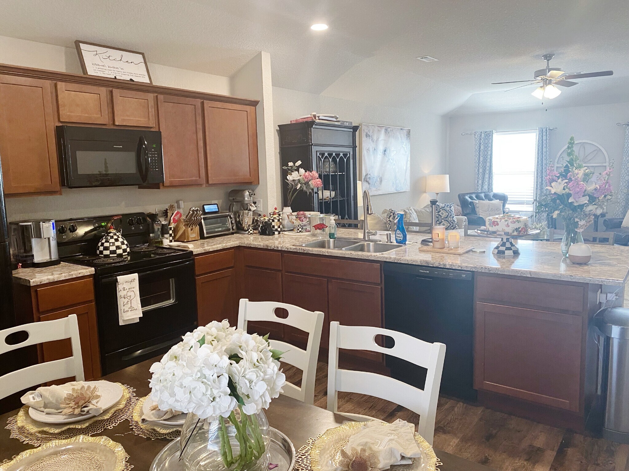 Great space to entertain! - 1292 S Kingfisher Ln