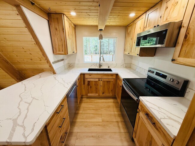 Building Photo - 3 bed 2 bath home for rent in South Lake Tahoe