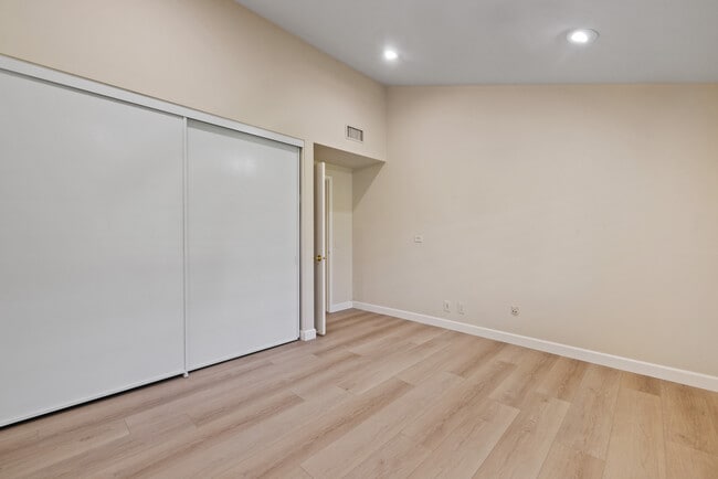 Building Photo - 1954 Vista Caudal