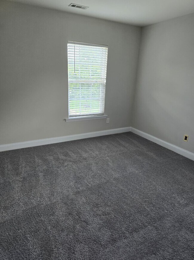 Building Photo - Spacious 4BR/2.5BA Home located in Berewick