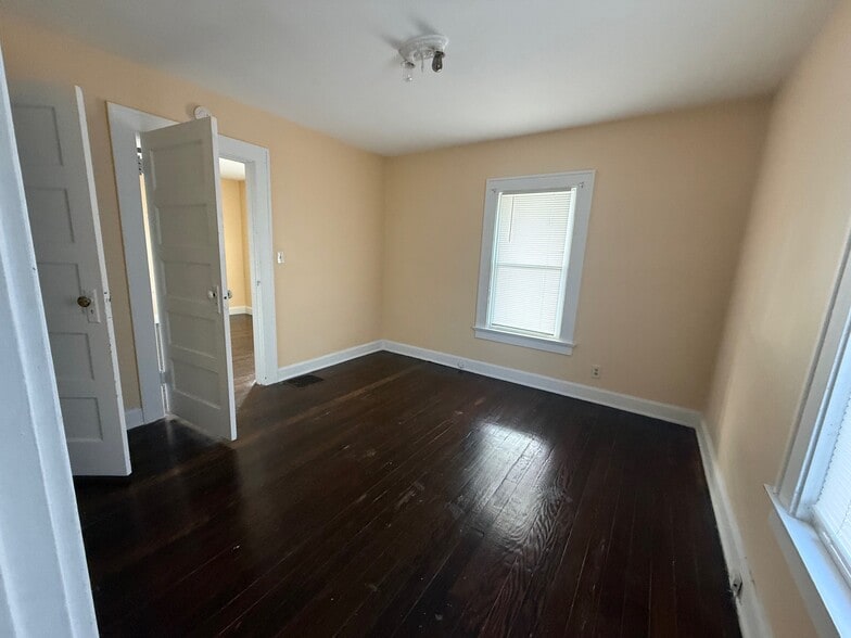 Building Photo - 958 N F St