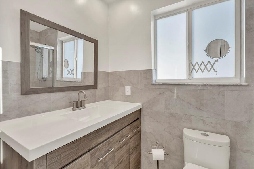 Building Photo - 290 NW 65th Ave