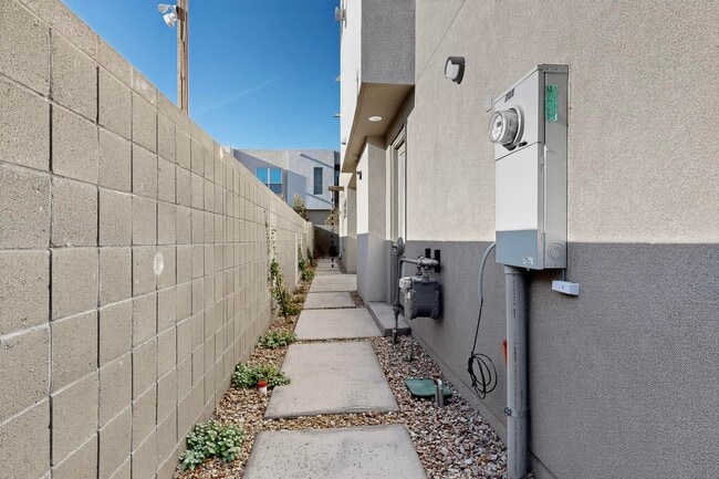 Building Photo - 705 Alcalde Pl SW