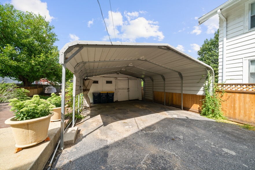 Building Photo - 834 W 39th Ter