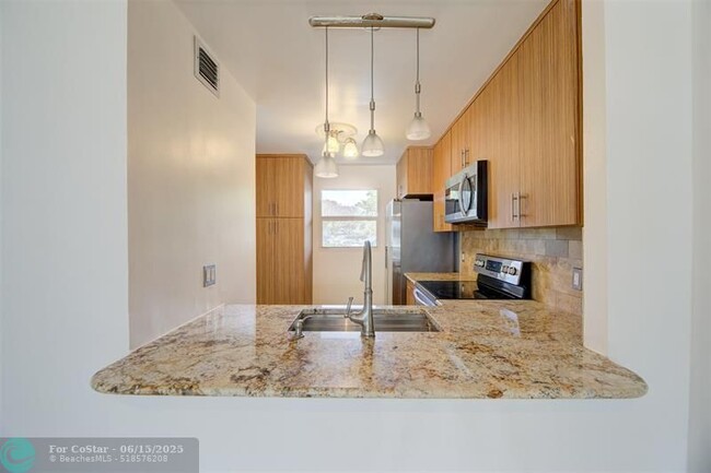Building Photo - 113 Royal Pk Dr