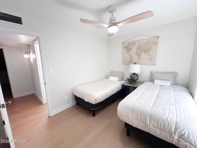 Building Photo - 1126 W Oxford Dr