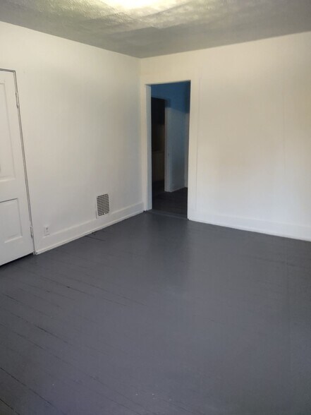 Living room - 211 S Western Ave