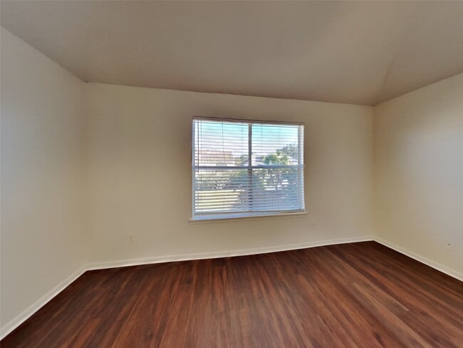 Building Photo - 2911 Linda Dr