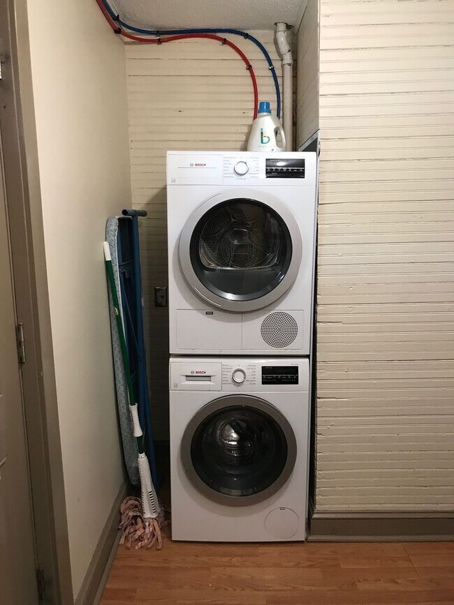 Building Photo - 612